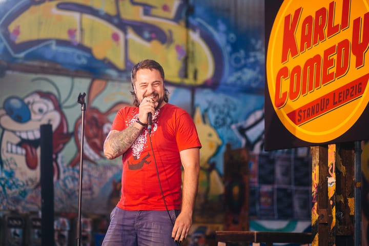 Achtung! Streuner von hinten! In besserer Qualität!